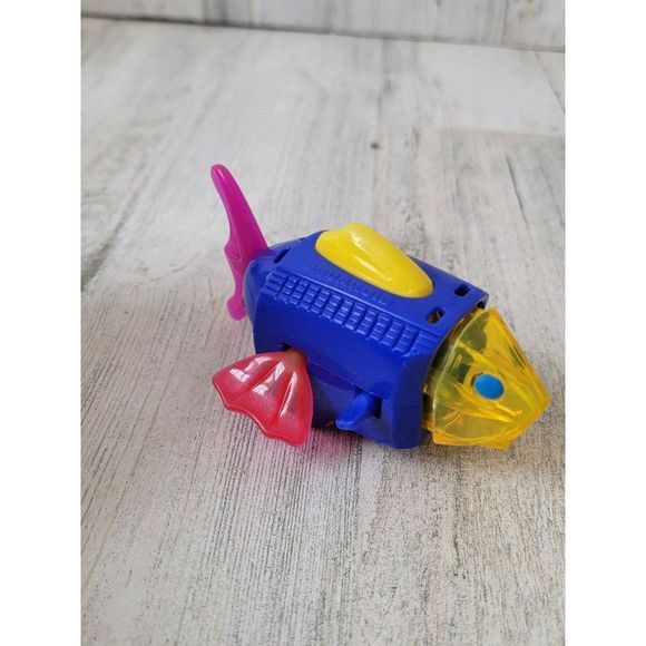 McDonald's 2000 Tiger Electronics aquaroid fish toy figure - Picture 3 of 4